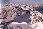 Au premier plan, la Pointe des Plates des Chamois, la Pointe de Nant-Cruet et l'Aiguille de la Petite Sassière. Au fond, la chaîne du Mont Blanc.