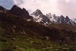 Sur le sentier balcon entre le Montenvers et le Plan de l'Aiguille, vue sur l'Aiguille de l'M (qui ressemble à un M vue sous cet angle) et les Aiguilles des Chamonix.