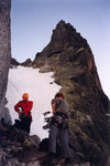 Préparatifs pour l'escalade de l'arête NE de l'Aiguille de l'M. Sur cette photo, on voit l'ensemble de l'itinéraire.