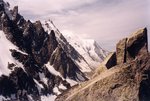 Au sommet de l'Aiguille de l'M (2844 m). Vue sur l'Aiguille des Pélerins et l'Aiguille du Midi. Au fond, le Dôme du Goûter.