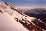 Le Glacier de la Savinaz vu par la tranche, avec le Mont Pourri au fond.