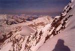 Les corniches de l'arête SO, avec le Dôme des Platières (et l'ombre du photographe).