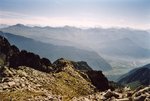 Vue sur la Maurienne. Au fond, le Cheval Noir (2832 m). À l'horizon, le massif de la Vanoise (Grande Casse, Glaciers de la Vanoise, Péclet-Polset).