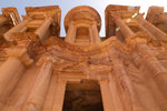 La façade du Deir, haute de 42 mètres, entièrement taillée dans la masse.