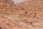 Tombes taillées dans la roche.