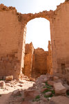 L'entrée monumentale du Qasr al-Bint, l'une des rares structures construites encore debout de la cité de Pétra.