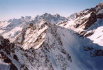 Vue du sommet de la Blanche (2953 m). On reconnait le Sirac (3440 m) à gauche, le Pic de Bonvoisin (3481 m) au centre et le sommet des Bans (3669 m) à droite.