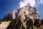 Le Mont Aiguille, faces NO et SO. On voit la Tour des Gémeaux, au centre de la face NO. La voie normale se trouve à gauche.
