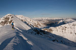 Alain contemple la vue du sommet.