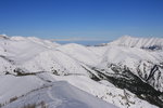 La plaine du Pô et le massif du Mont Rose sont visibles dans l'échancrure du Col de Tende.