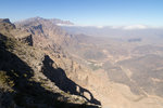 Vue sur le massif du djebel Shams (3009 m), le point culminant d'Oman, depuis le col de Sharaf Al Alamayn.