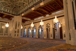 Intérieur de la mosquée. Le tapis est le deuxième plus grand tapis du monde.