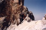 Rémi sur l'arête (passage du "rasoir"). Au fond, le mur sur lequel se déroulent les longueurs les plus difficiles de la course.