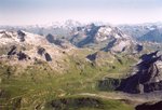 Au sommet de la Grande Casse (3855 m). Vue vers le N : le sommet de Bellecôte, le Mont Pourri, le Dôme de la Sache et au fond le massif du Mont Blanc.