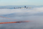 Golden Gate Bridge et gratte-ciels émergeant du brouillard