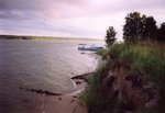 Le soir, sur l'île. De l'autre côté du fleuve, la taïga s'étend sur des milliers de kilomètres.
