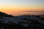 Les Alpes ligures semblent flotter au-dessus des brumes.